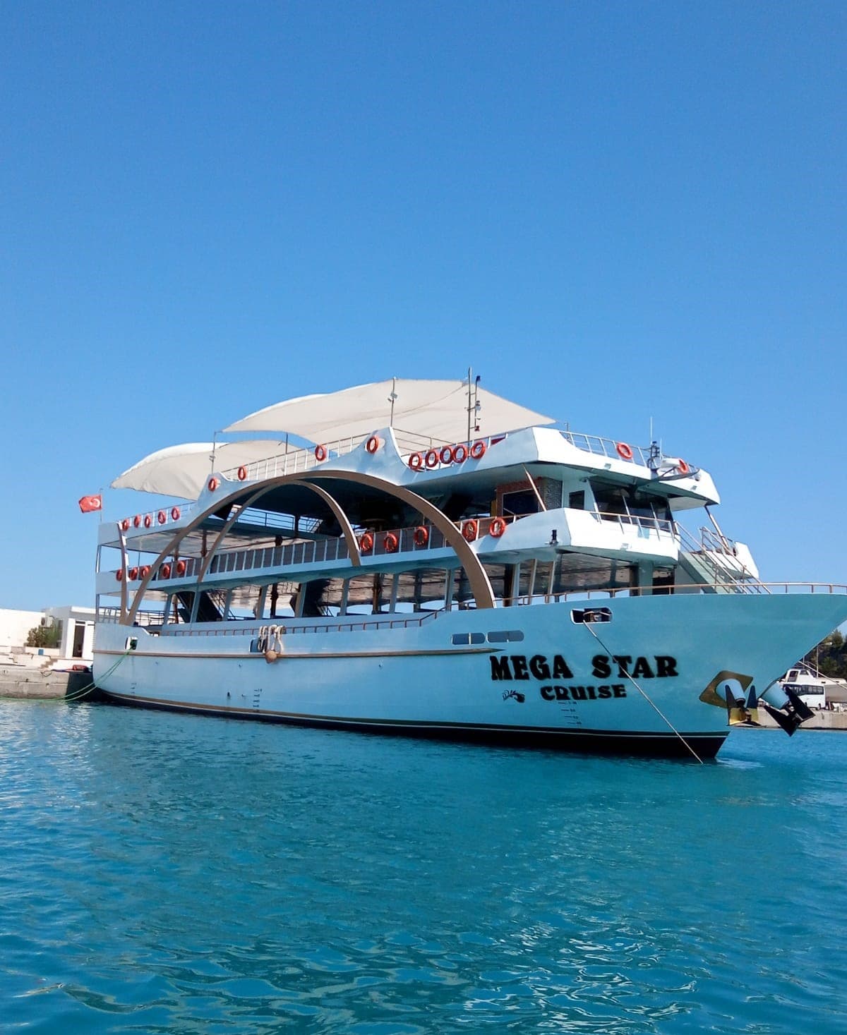 Морская прогулка на яхте из Белека – Mega Star Развлечение