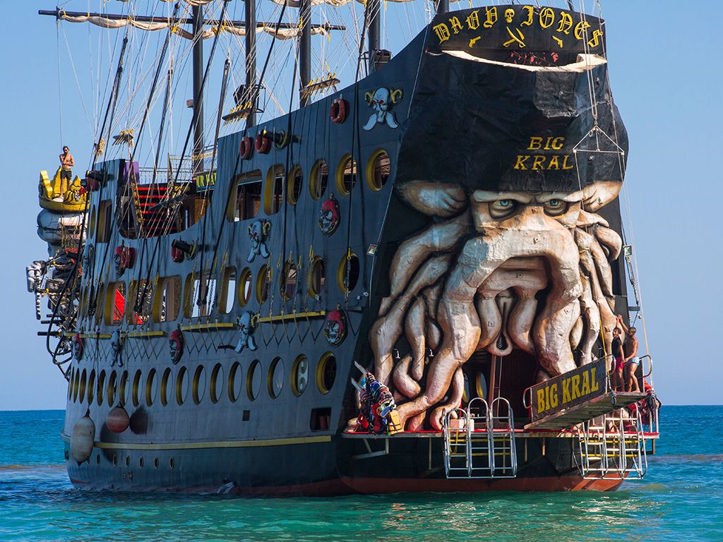 Пиратский корабль Big Kral в Алании Турция