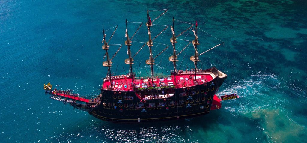Пиратский корабль Big Kral в Алании Парашют