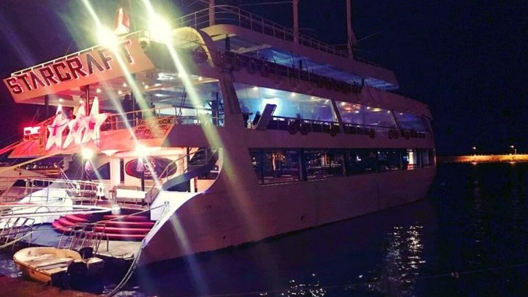 Ночная дискотека на яхте в Алании